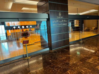Der Eingang der Emirates First Class Lounge Dubai