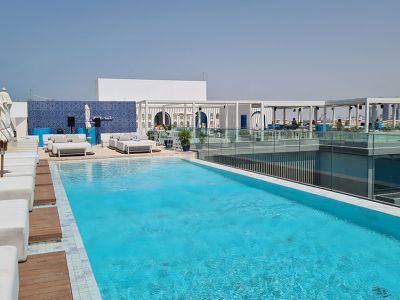 Rooftop Pool im Radisson Beach Resort Palm Jumeirah in Dubai
