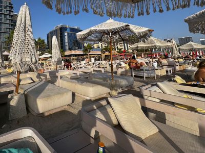Strandliegen im Radisson Beach Resort Palm Jumeirah in Dubai