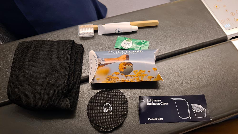 Inhalt des Amenity Kits Lufthansa A380 Business Class