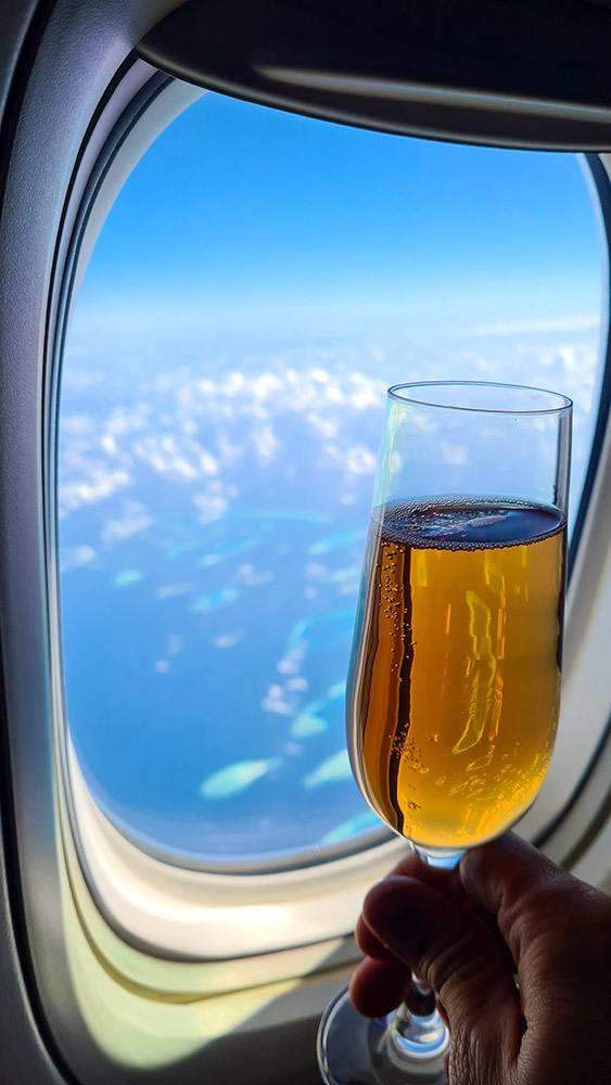 Champagner in der Qatar Airways First Class nach dem Start
